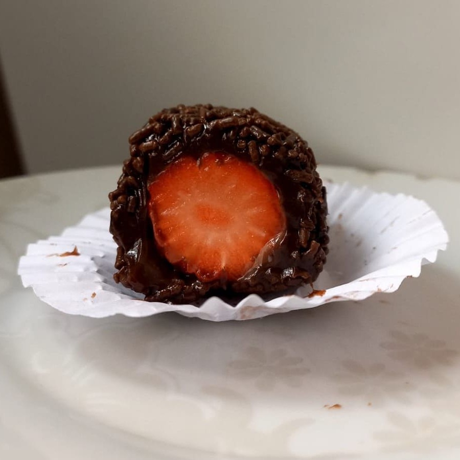 Morango fresco envolto com um delicioso brigadeiro de chocolate 50% cacau, finalizado com granulado de chocolate.