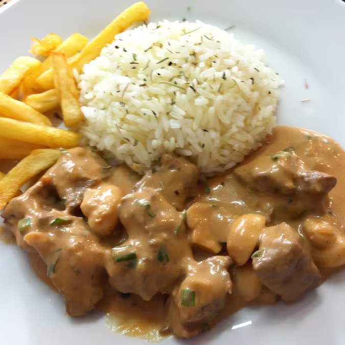 Alcatra macia no molho mais cremoso e saboroso que você já provou, com champignon e ingredientes nobres. Acompanha arroz branco soltinho e batata crocante. Ideal para dividir com quem entende de comida boa