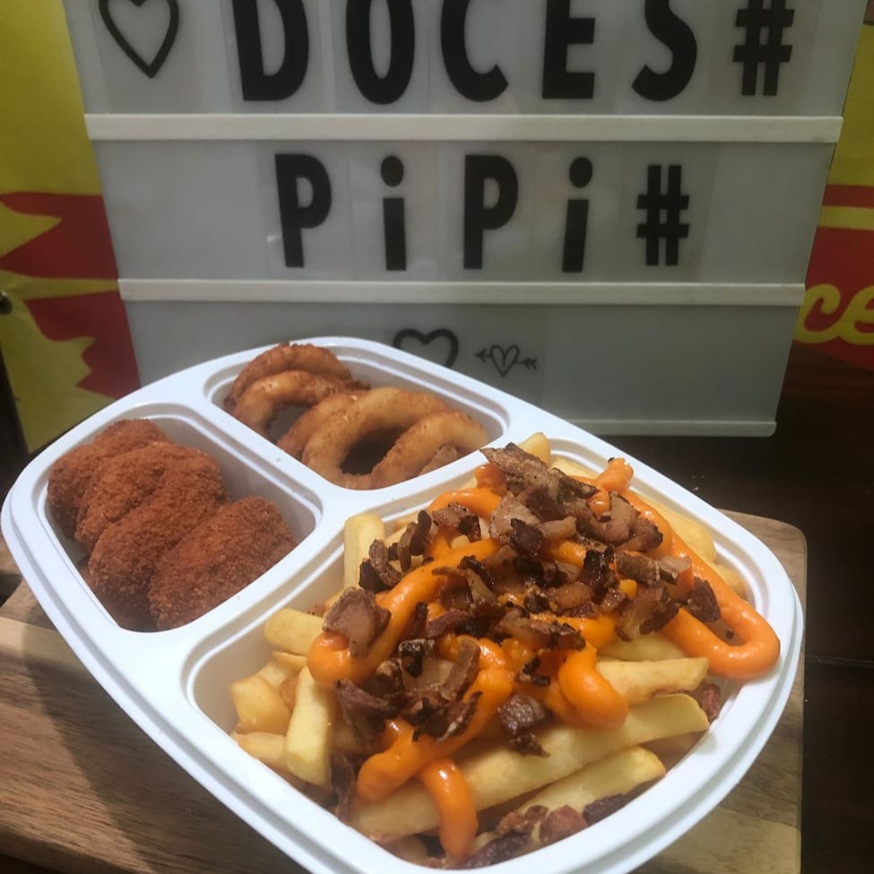 Porção de batata frita  + nuggets + anéis de cebola empanada