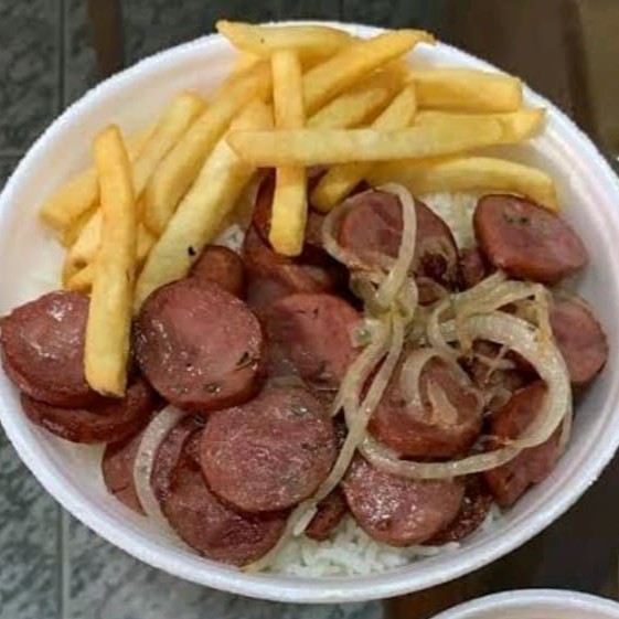 Nossa deliciosa calabresa acebolada com fritas, acompanhado arroz e feijão!   #comida #marmita #comidabrasileira