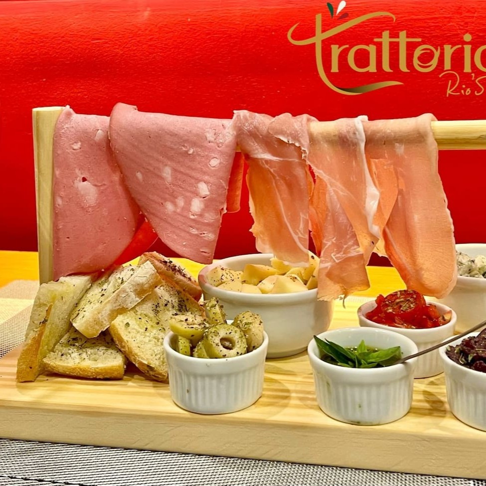 Tábua de frios, com queijos, caponata, presunto parma, mortadela defumada e paes