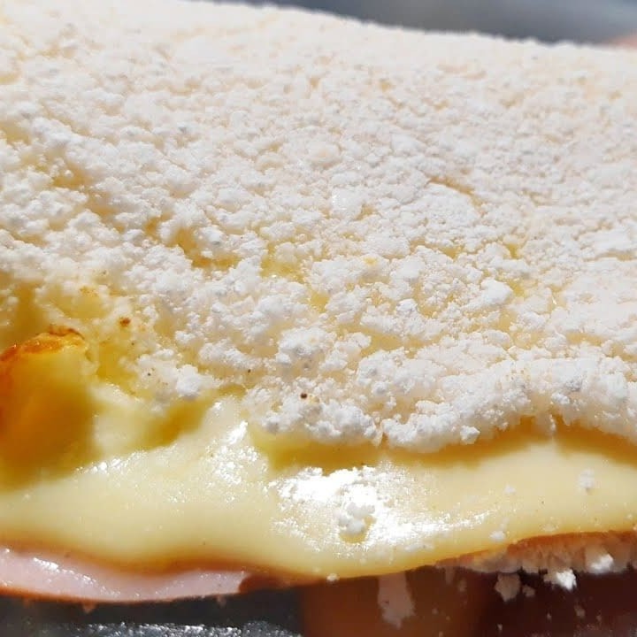 Deliciosa Tapioca com recheio de Queijo. Acompanha Queijo e adicionais conforme a sua escolha. Foto ilustrativa.