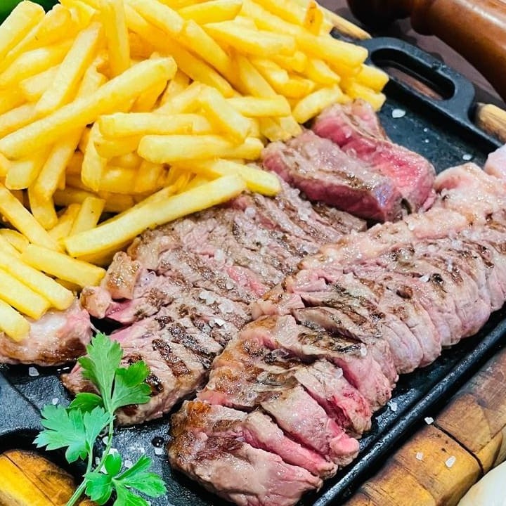 Picanha Fatiada Com Fritas Ou Com Aipim Acompanha Molho E Farofa E Creme De Alho Com Ervas Finas