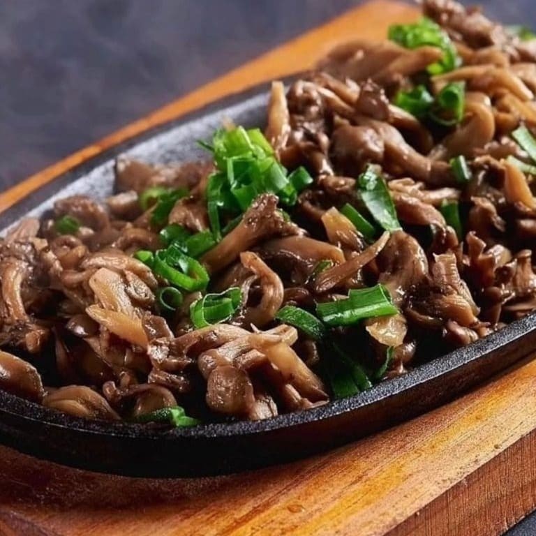 Cogumelo refogado na manteiga finalizado com cebolinha