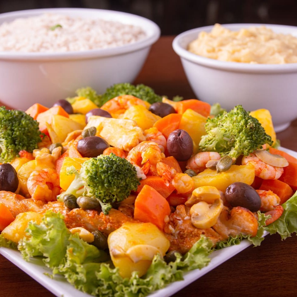 - file de pescada amarela grelhada, filé de camarão, alcaparras e legumes cozidos e refogados no azeite, guarnecidos com arroz de brocolis e purê,