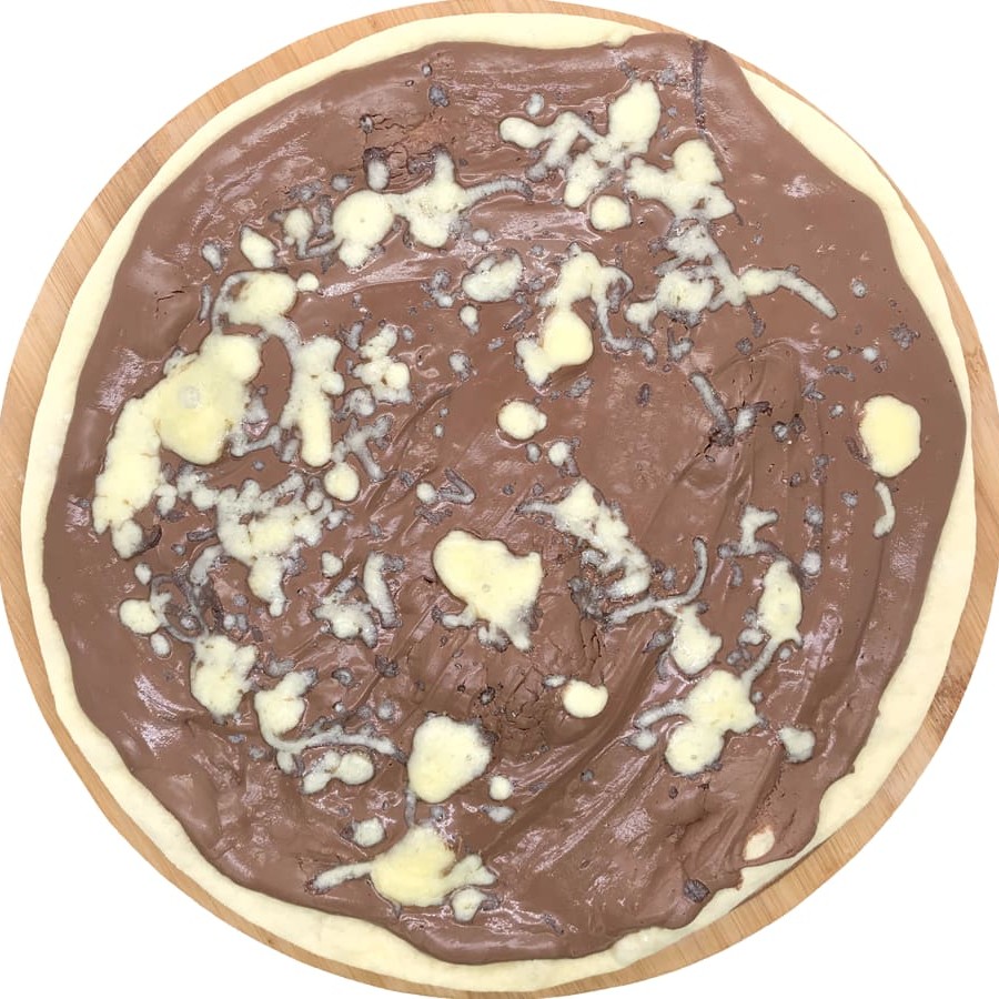 Mussarela e raspa de chocolate.