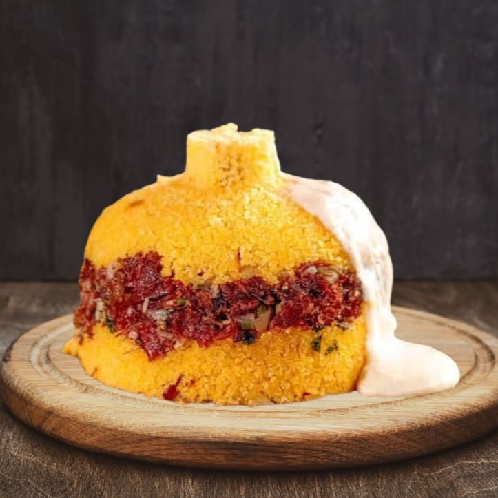 Delicioso cuscuz recheado cozido na hora molhadinho na manteiga de garrafa com 1 proteína (80 a 100g), 1 queijo (80g) e 5 acompanhamentos (20g cada) da sua preferência!  **Produto Preparado Na Hora, Tempo De Preparo 40 Min!!!**