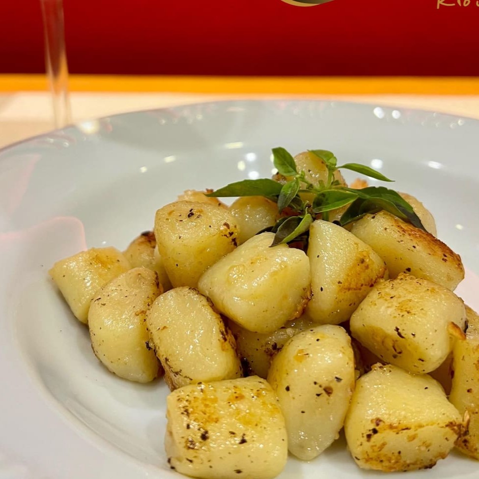 Nhoque frito com molho pomodoro. Bem saboroso!