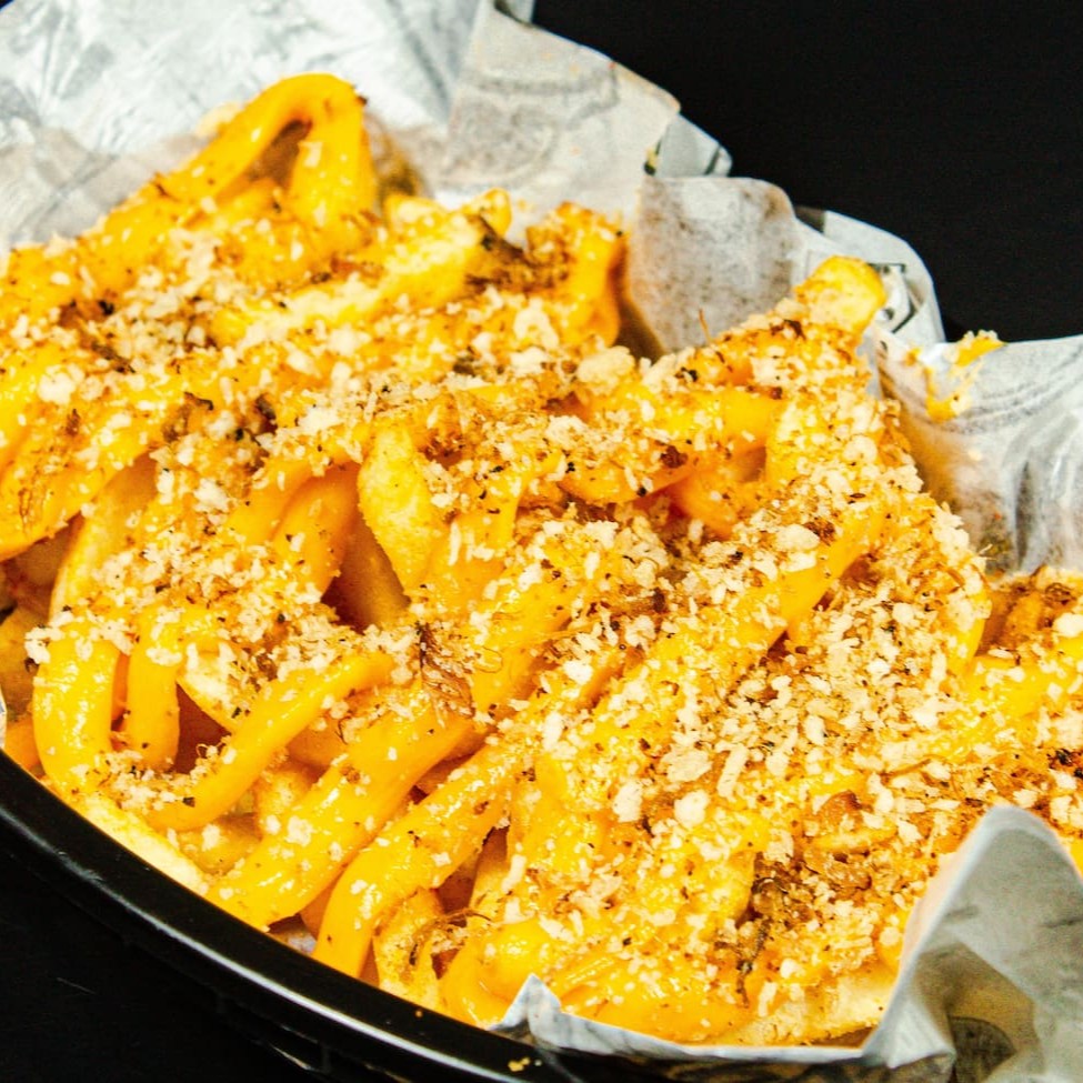 Nossa maravilhosa batata crocante, com nosso tempero especial, com um toque do nosso delicioso cheddar Polenghi e a nossa deliciosa farofa de bacon crocante.