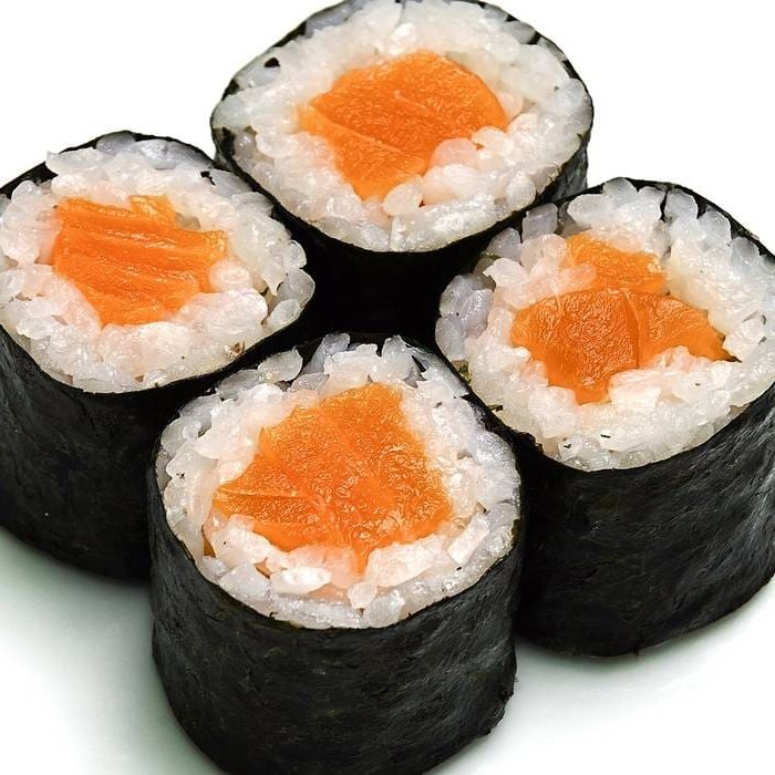 Salmão, alga e arroz. Sushi