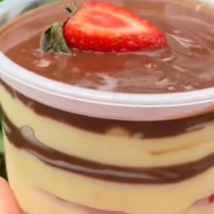 Delicioso creme branco com morango e ganache de chocolate