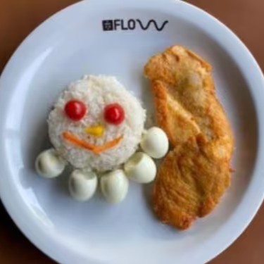 Feito com carinho pros mini gourmets! Arroz soltinho, franguinho grelhado bem macio e ovinho de codorna pra deixar tudo mais divertido no prato. Uma porção na medida certa, com sabor de comidinha feita com amor — do jeitinho que criança gosta!