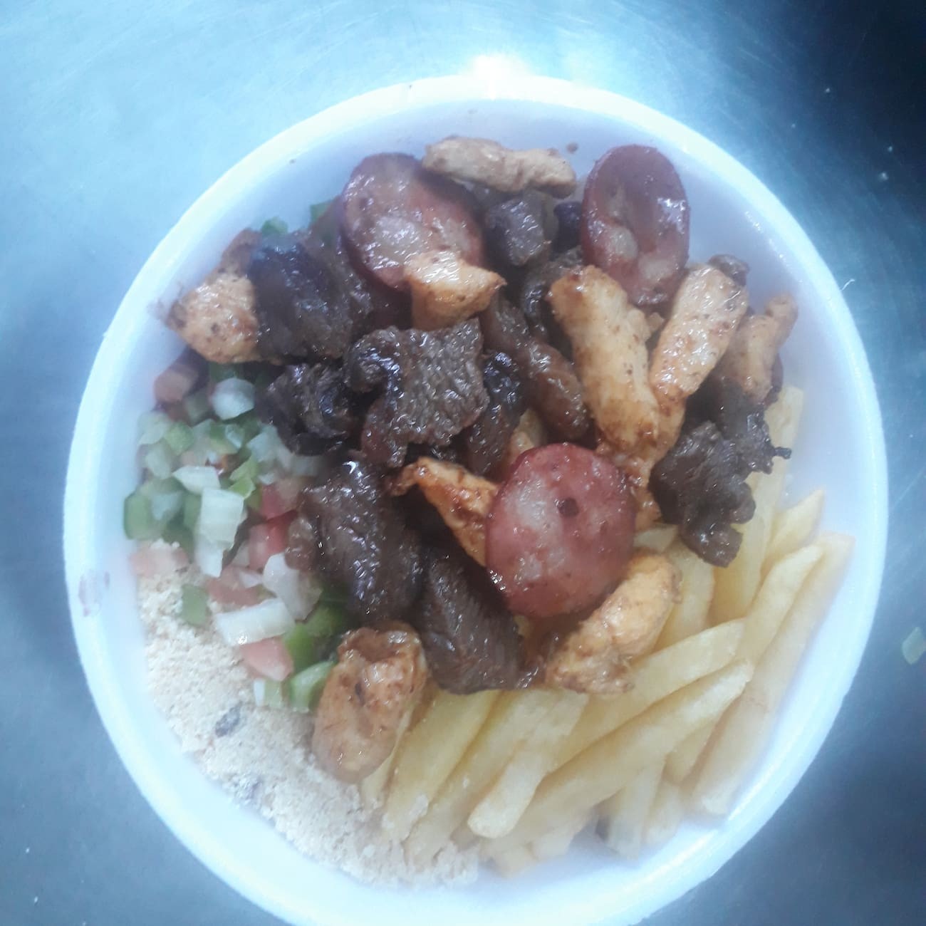 Acompanha arroz branco ou á grega, feijão, farofa (farinha temperada), molho á campanha e batata frita ou purê.