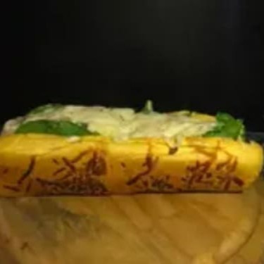 Pão Parmesão ,Frango Em Cubos, Cebola Caramelizada, Molhos,Rúcula E Muçarela Gratinada Cremosa