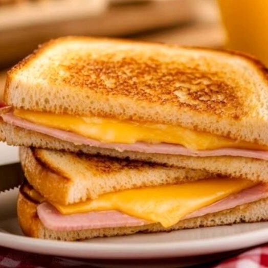 Pão com queijo muçarela, presunto e manteiga na chapa