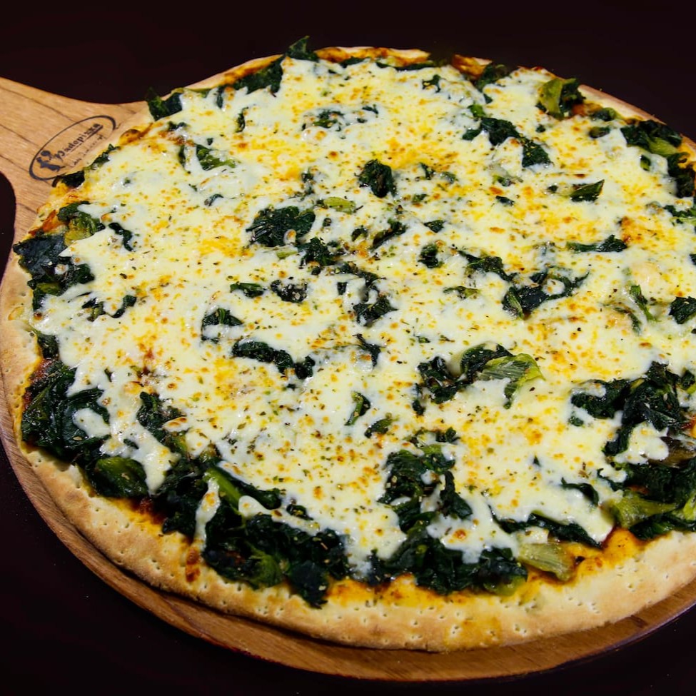 Para uma opção mais light, temos a pizza de Escarola. Massa fina, molho de tomate, escarola refogada, alho frito, coberto com Muçarela, e oregáno. Uma excelente pedida!