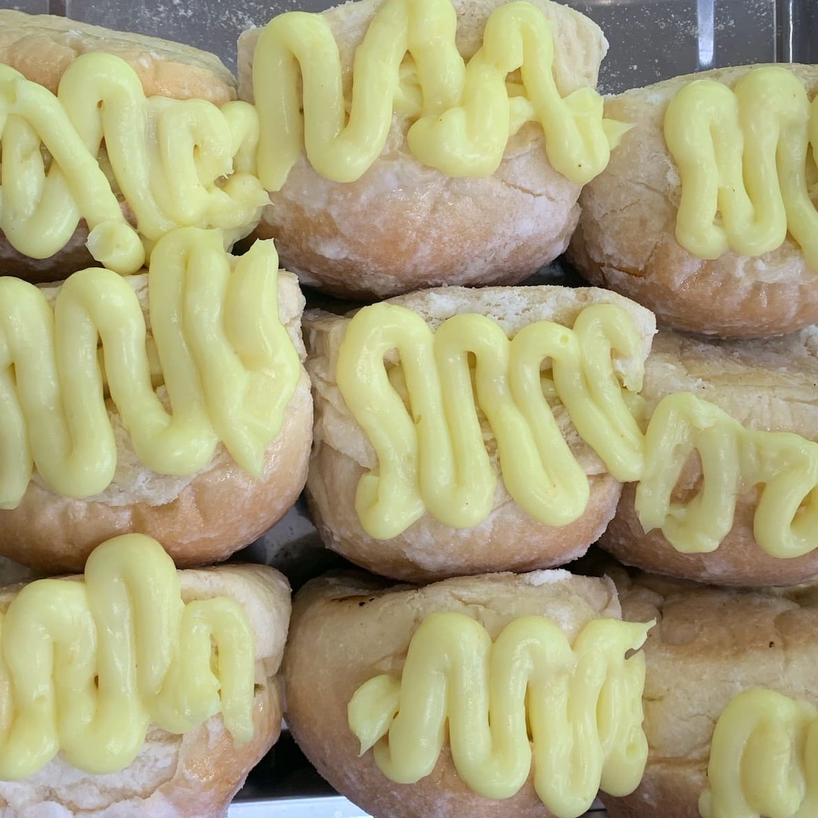 Saboroso sonho de massa fresquinha e recheado com creme. Aproveite antes que acabe. Tamanho G