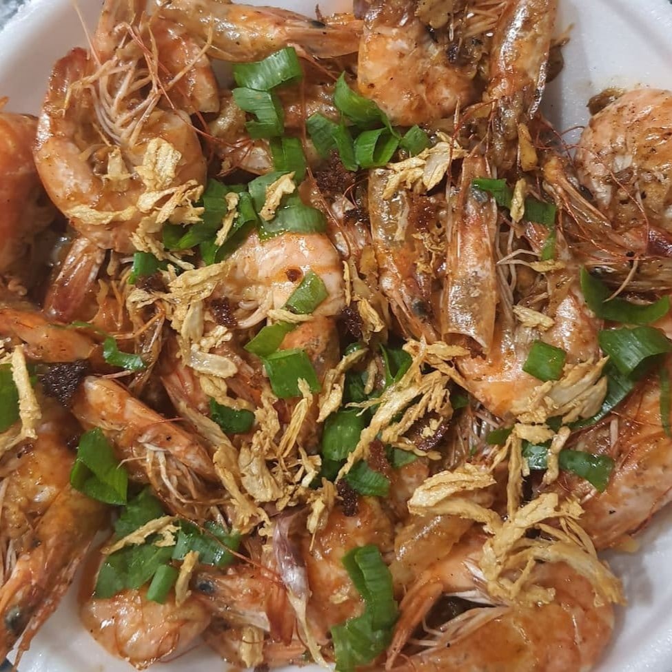 Desfrute da nossa porção de Camarão frito, meticulosamente preparada na categoria de Petiscos. Este prato traz camarões crocantes, fritos à perfeição em um saboroso alho e óleo de primeira qualidade. Cada mordida é uma explosão de sabor, com o alho dando uma intensidade incrível e o óleo complementando com uma textura única. Uma delícia para ser saboreada a qualquer hora, tornando seu momento mais especial.