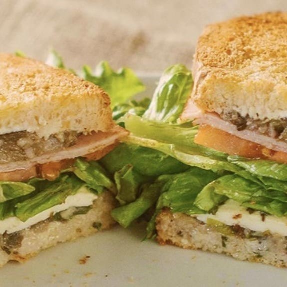 2 fatias de pão italiano, patê de alho, peito de peru, queijo minas, orégano, berinjela italiana, alface e tomate.