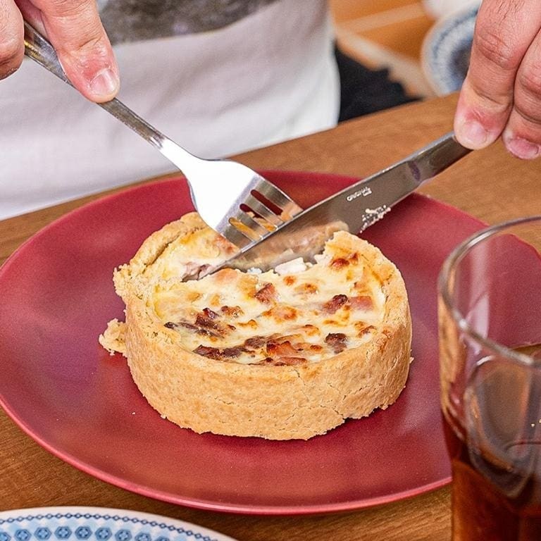 Massa leve, queijo mussarela, requeijão, tomate cereja e manjericão, uma combinação perfeita!