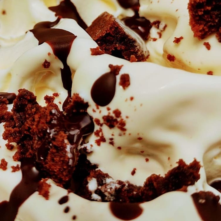 Sorvete artesanal de chocolate branco com pedaços de brownie e mescla do mais puro chocolate meio amargo. Irresistível !