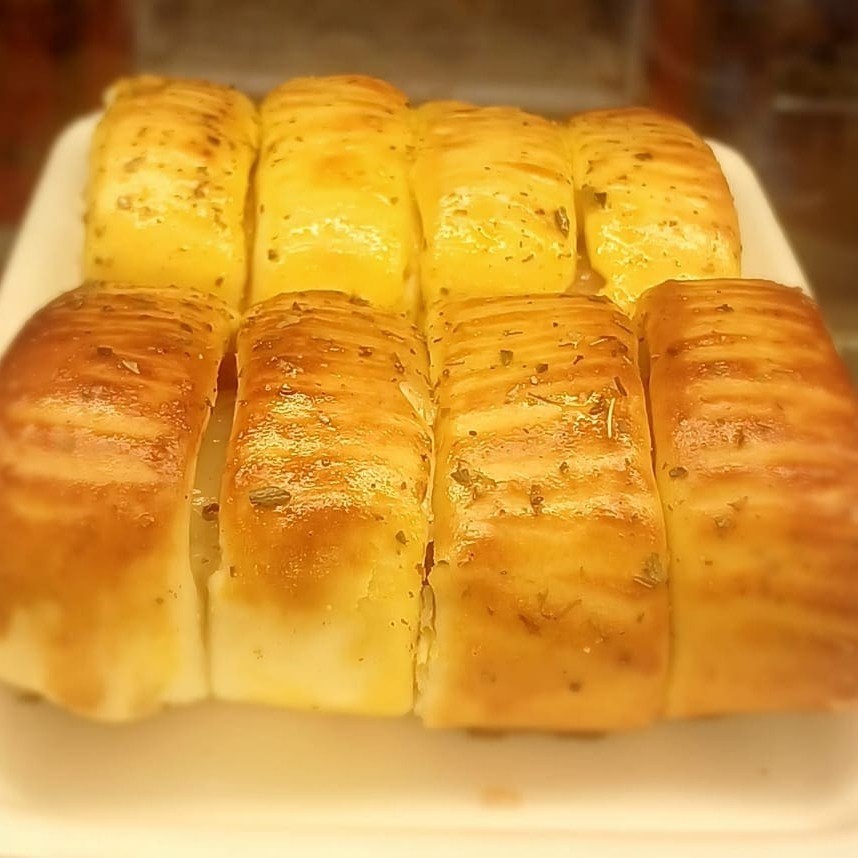 Deliciosos e irresistíveis, os nossos Mini Salgadinhos de Joelho Assados são uma garantia de satisfação. Cuidadosamente preparados e assados à perfeição, cada pacote contém 8 unidades, tornando-os perfeitos para um lanche rápido ou para compartilhar com amigos. Essa delícia da nossa lanchonete vai conquistar o seu paladar com a sua massa leve e o recheio saboroso. Experimente e deixe o seu Dia mais gostoso!