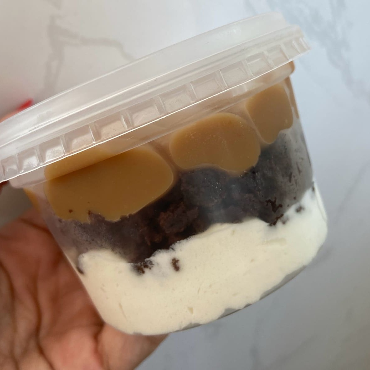 Mousse de leite Ninho, pedaços de brownie e doce de leite da casa.