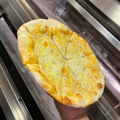 Desfrute de nossa autêntica Pizza de Muçarela, cuidadosamente elaborada com uma massa artesanal fermentada por 48 horas, conferindo uma textura única e sabor inconfundível. A base é generosamente coberta com um suculento molho de tomate, feito a partir de tomates selecionados, e em seguida, é coberta com uma abundância de queijo muçarela de alta qualidade, derretendo-se perfeitamente para criar a pizza ideal. Finalizada com um toque de orégano fresco para realçar ainda mais o sabor. Com um tamanho de 30 cm e cortada em 8 fatias generosas, é o prato perfeito para compartilhar com amigos ou saborear sozinho.