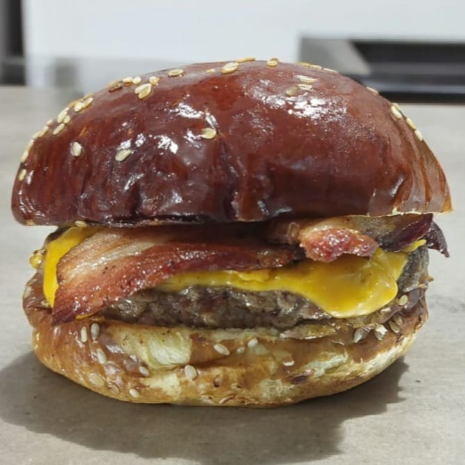100g de blend angus especial com tiras de bacon e cheddar, no pão prime mais macio e delicioso do mundo!