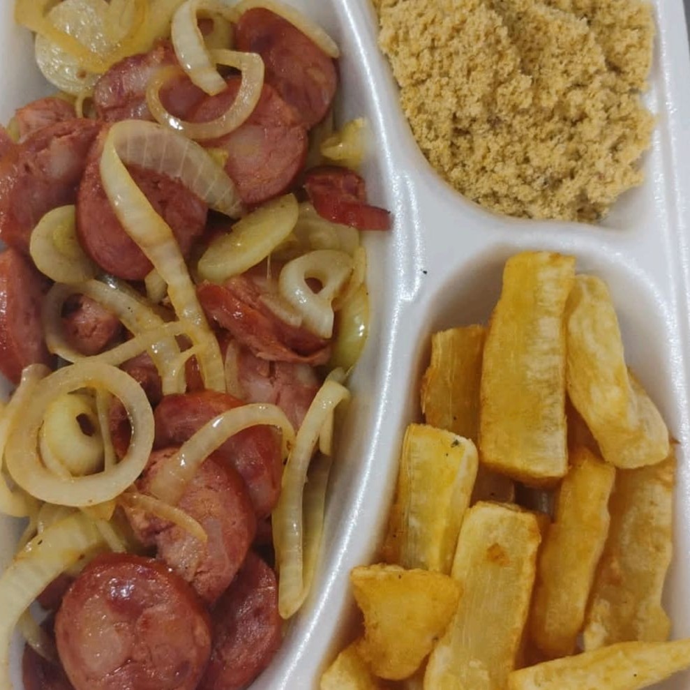 Calabresa acebolada, Aipim frito, e Farofa.