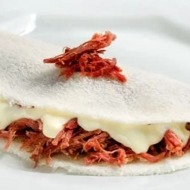 Desfrute da carne seca com Catupiry, uma mistura perfeita de sabores que traz o melhor da culinária tradicional com um toque cremoso.