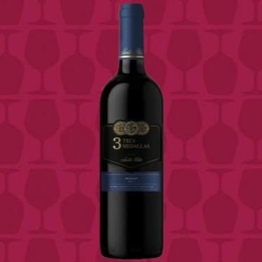 A linha Tres Medallas celebra a história, a tradição e os prêmios da Vinícola Santa Rita. Um vinho que comemora precisamente as três medalhas obtidas na International Wines & Spirits Competition, na década de 80. São vinhos varietais, com a melhor representação das variedades que o Chile tem a oferecer.  Produtor : Santa Rita Uva : Merlot Pais : Chile Região : Valle Del Maipo Tipo: Tinto Teor Alcoólico: 13% Temperatura de Serviço: 16 a 18 ºc