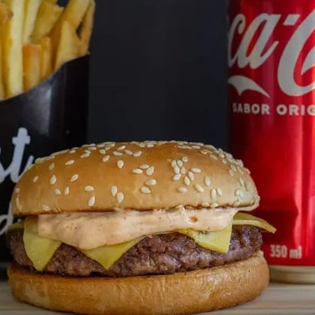 Pão, carne artesanal 100g, queijo e molho