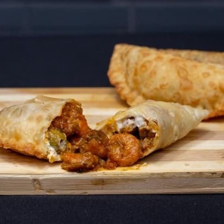 Descubra o motivo de sermos a sensação do  com nosso incrível pastel de camarão com requeijão.   O perfeito equilíbrio entre o camarão fresco e suculento, envolvido por uma camada generosa de requeijão cremoso, faz deste pastel uma verdadeira delícia.   A crocância da massa harmoniza perfeitamente com a suavidade do recheio, criando uma experiência gastronômica inigualável.   Prove e se encante com essa combinação irresistível!