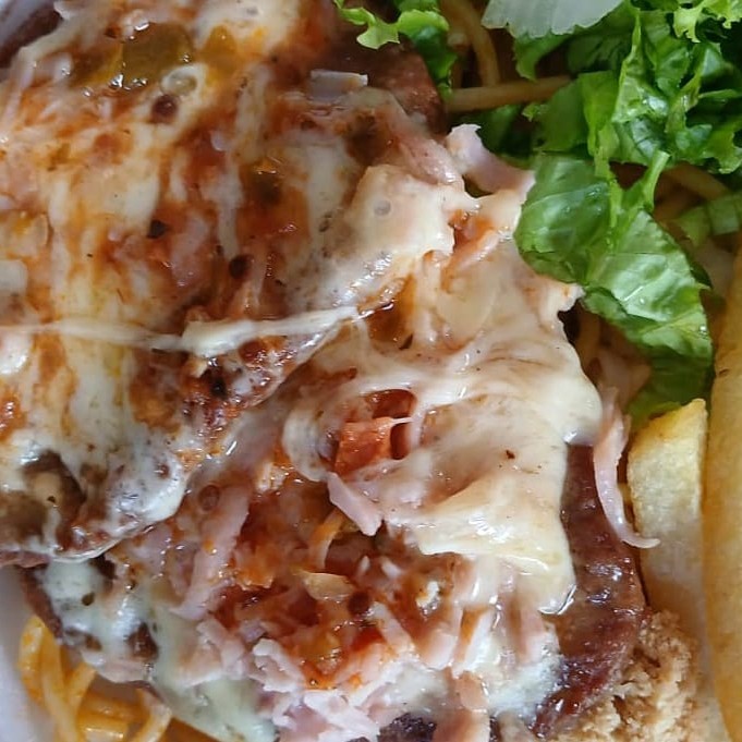 Arroz feijão macarrão farofa e salada verde, fritas