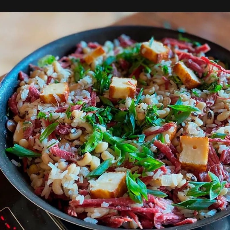 Delicioso Arroz, Calabresa, Costela no bafo Desfiada, Feijão Fradinho, Tomate, Cebola, Pimentão, Temperos Especiais e Finalizado na Manteiga. Aproximadamente 650 gramas Serve até 2 pessoas Imagem meramente ilustrativa!