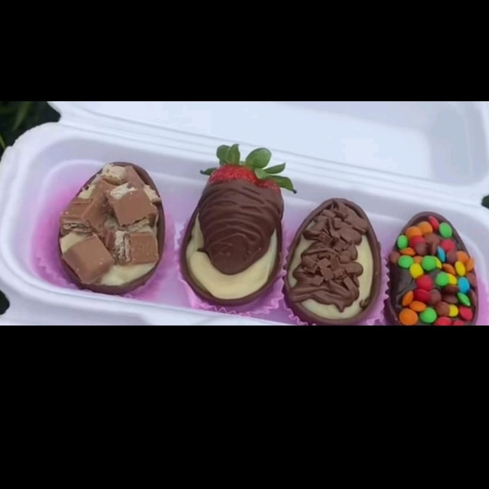Casca de chocolate preto ou branco, recheio de Ninho e brigadeiro e os confeito