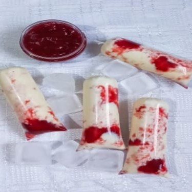 Delicie-se com nosso Sacolé Gourmet - Sabor Ninho com Geleia de Morango (150ml), uma autêntica experiência gourmet. Nossa criação exclusiva combina a cremosidade inconfundível do Leite Ninho com a doçura irresistível da geleia de morango, resultando em uma mistura equilibrada e surpreendente. Cada pedaço é uma explosão de sabores frescos e intensos, meticulosamente equilibrados para proporcionar uma experiência gastronômica única. Esse é um verdadeiro deleite para os amantes de sacolé gourmet e um convite para quem busca se aventurar na culinária de alta qualidade. Experimente!  #Vemsergourmet