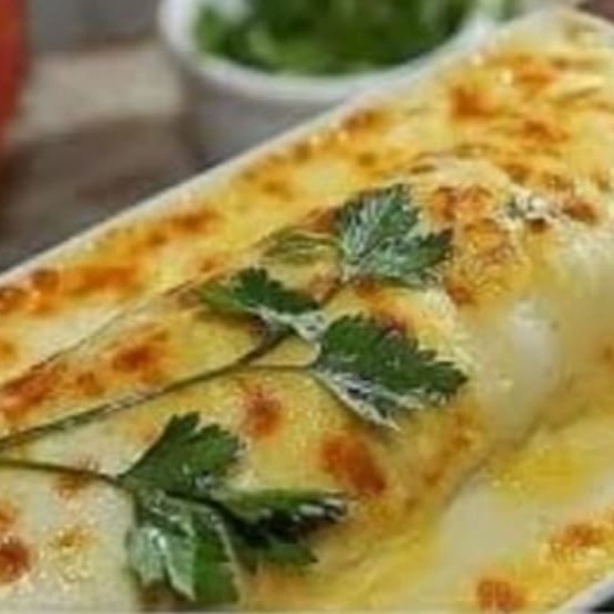 2 panquecas de queijo e presunto grandes ao molho de sua escolha.