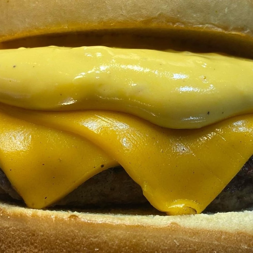 Esse Burger é feito com pão brioche tradicional. Fizemos essa linha pensando em vc que não gosta de pão de alho. Um delicioso cheese Burger que além de ter cheddar folha também adicionamos creme de cheddar(o famoso American Cheese). Esse Burger vai preencher o vazio de fome que vc tá sentindo agora.