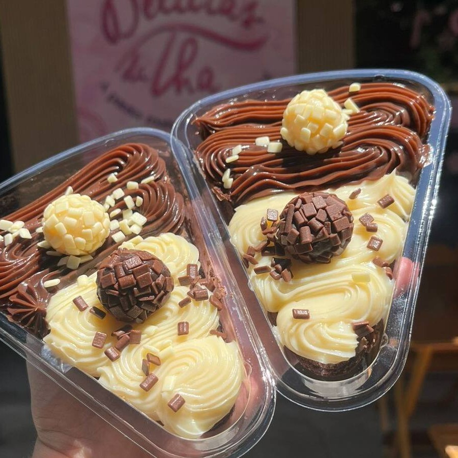 Brownie bem úmido e chocolatudo em formato de fatia (pizza), finalizado com brigadeiro branco e ao leite,brigadeiros (branco e preto), uma tentação, perfeito para matar sua vontade de um docinho.