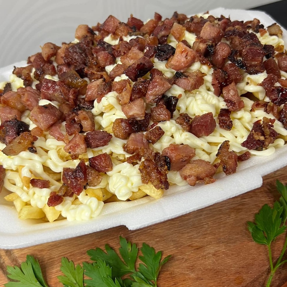 Batata corte fino turbinada com Catupiry de qualidade(Latco, crioulo) Saches de Molhos grátis (ketchup e maionese da casa)