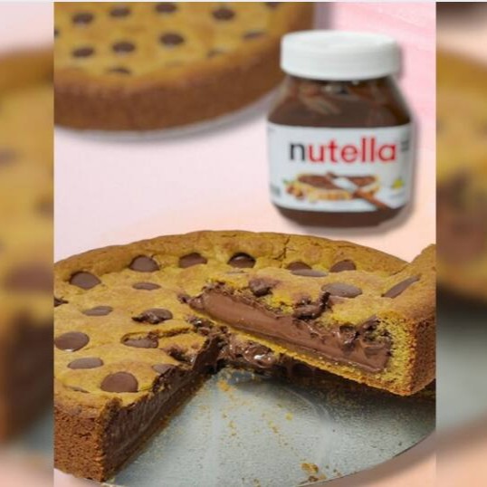 Imagina morder uma torta cookie com o recheio de Nutella pura, derretendo a cada pedaço… Agora para de imaginar e pede a sua no !  ___Esse produto é servido gelado ou em temperatura ambiente.___           ______Tags______________ Bolo, Brownie, copo da felicidade, bolo no pote, coca cola, chocolate, cookie, Nutella, Ninho, ferreiro rocher, Brownie no pote, morango, chocolate, brigadeiro, bolo vulcão, torta cookie, doces, chocolate, confeitaria, engenhoca , fonseca, Niterói Entrega grátis, taxa grátis, cupom de desconto, banoffe, Bombom de uva, Kinder bueno, red velvet, maracujá. Quem compra se apaixona. Pode pedir sem medo!!