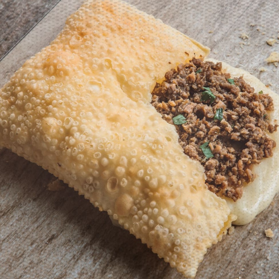 Saborosíssima massa crocante recheado de nossa carne moída suculenta e queijo muçarela