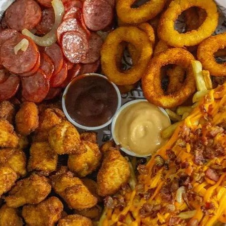 300g de frango + 500g de fritas com cheddar e bacon + 12 onions + 300g de linguiça calabresa + 2molhos