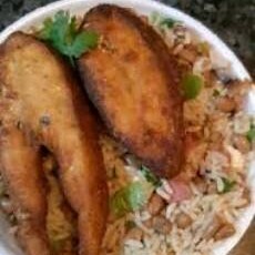 Leva baião de dois queijos coalho ralado coentro e farofa a moda da casa