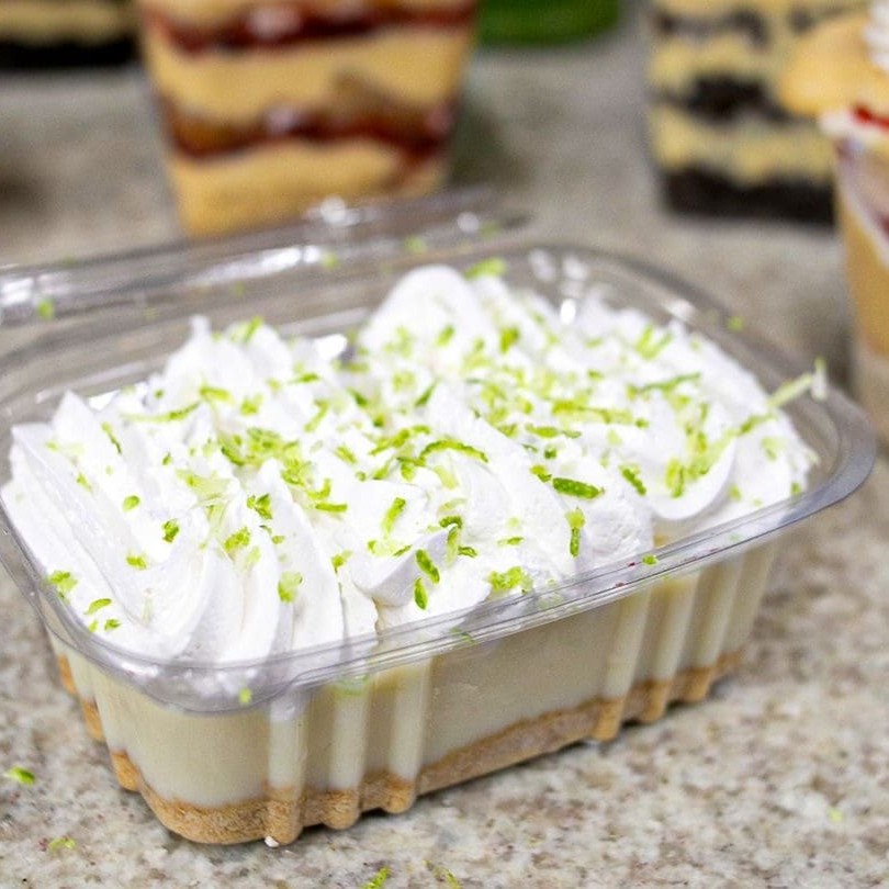 Nossa tortinha de limão é a sobremesa dos sonhos! Começando com uma base crocante de biscoito maisena, seguimos com um mousse gourmet de limão cremoso e finalizamos com chantilly leve e raspas fresquinhas de limão. Uma explosão de sabor em cada mordida! . . . . . . . . #limao #torta #tortadelimao #doces #confeitaria