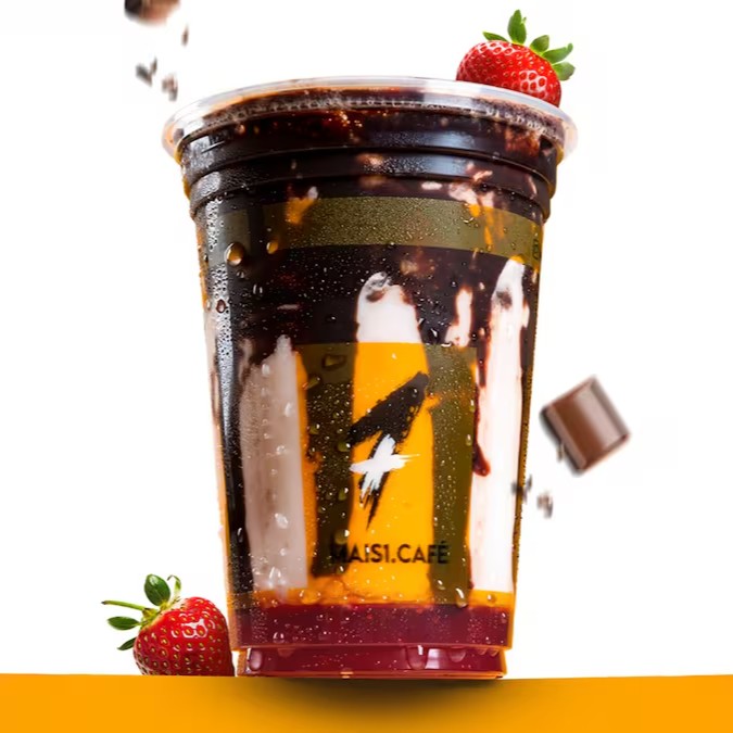 Descubra a sensação inigualável proporcionada pela união perfeita do espresso vibrante, do purê de morango francês fresco e do chocolate rico, tudo harmoniosamente misturado com o leite cremoso. Esta bebida gelada de 420ml, de nome 'Sensação', oferece um equilíbrio sublime de sabores, em que cada ingrediente contribui para uma experiência gustativa única. O doce do morango, o amargo do espresso e a suavidade do leite se fundem em uma deliciosa sinfonia de sabores, proporcionando um deleite para o paladar. Peça agora mesmo e sinta essa sensação!