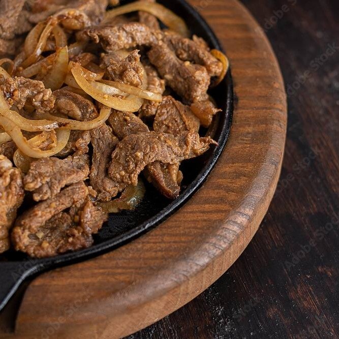 Acompanha: Arroz,Farofa Da Casa, Batata Frita E Molho Vinagrete.