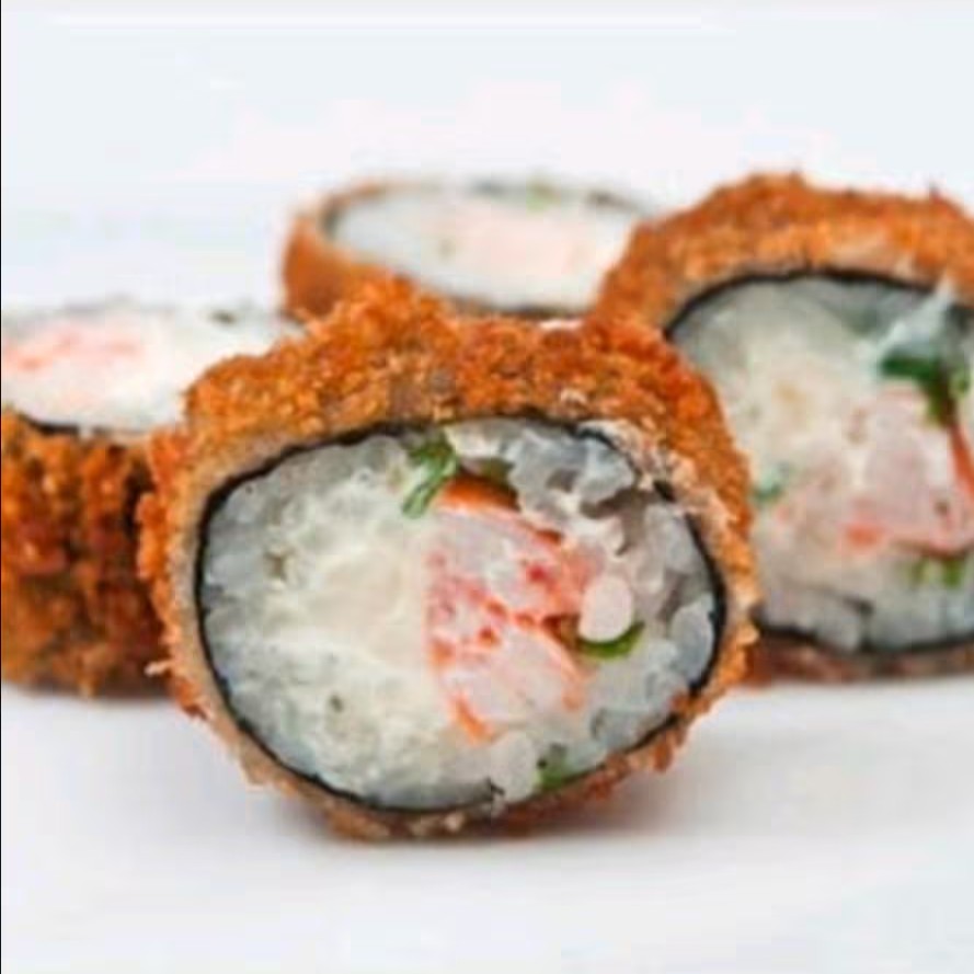 6pçs. Camarão, cream cheese, arroz, alga, empanado na massa e frito.